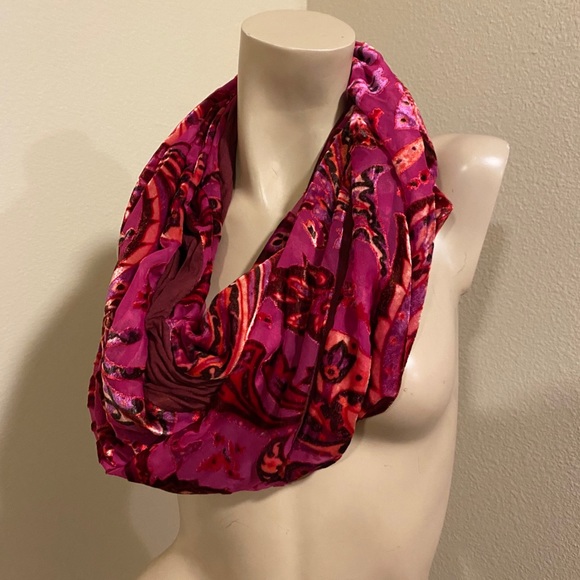 Collections Eighteen Infinity Loop Scarf - Picture 7 of 9